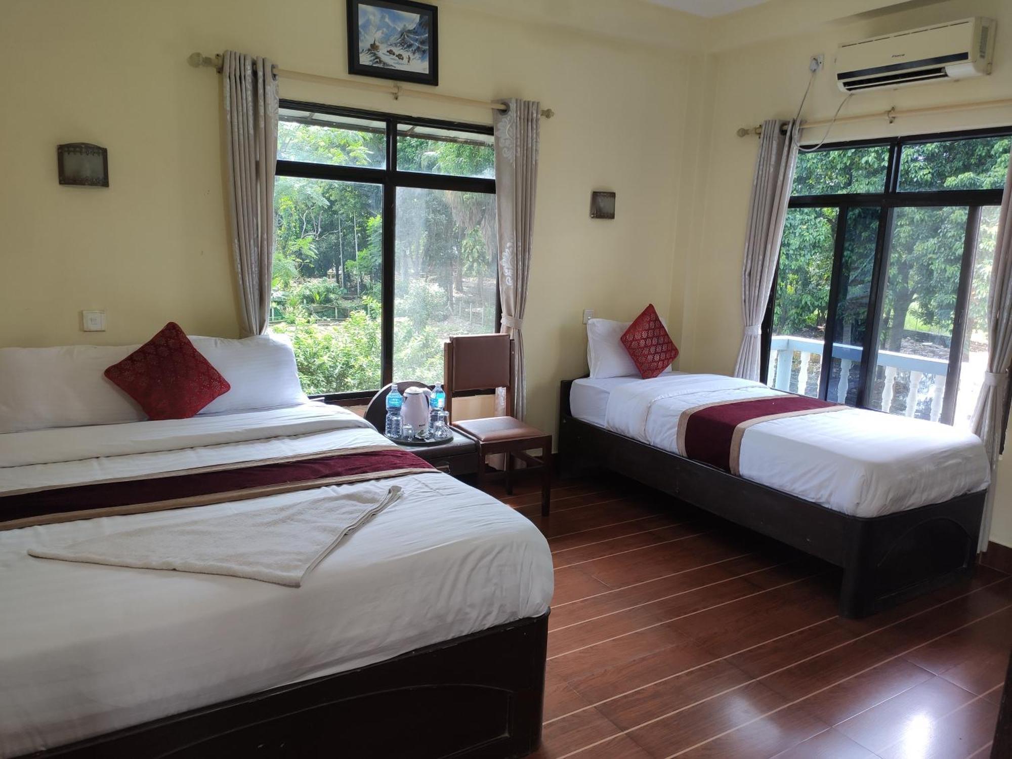 Peacock - A Family-Run Hotel Sauraha Extérieur photo